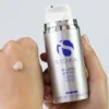 iS Clinical Eclipse SPF50+ Perfect Tint Beige op hand